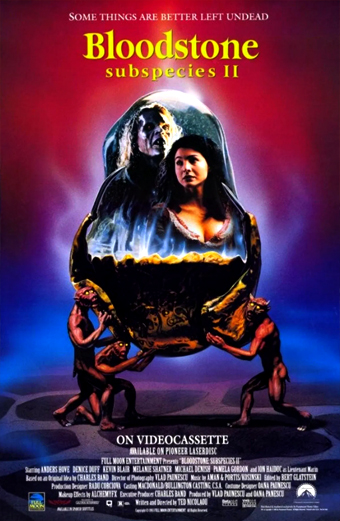 Locandina del film Bloodstone Subspecies II con una scena drammatica e inquietante: una figura vampiresca minacciosa emerge da un uovo di pietra spaccato, sorretto da due figure muscolose accovacciate, su uno sfondo blu scuro e rosso. Sulla locandina sono presenti le scritte Some things are better left undead, Bloodstone subspecies II e On videocassette. Il tono generale è oscuro e soprannaturale.
