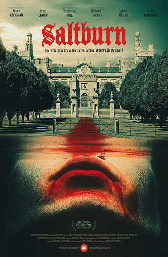 Locandina del film Saltburn con una grande villa signorile sullo sfondo, un sentiero rosso drammatico che conduce a un volto sommerso con la bocca aperta in primo piano. L atmosfera è inquietante e disturbante. In alto si legge Saltburn in caratteri gotici rossi, seguito dalla frase il nuovo film scritto e diretto da Emerald Fennell. Sopra sono elencati i nomi degli attori Barry Keoghan, Jacob Elordi, Rosamund Pike, Richard E Grant, Alison Oliver, Archie Madekwe.