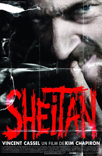 Locandina del film Sheitan con il titolo in grandi lettere rosse dall’aspetto rovinato su uno sfondo scuro e caotico con texture strappate. In basso compaiono i nomi Vincent Cassel e Kim Chapiron in bianco e in grassetto. Il tono generale è intenso e inquietante, trasmettendo una sensazione di horror e suspense.