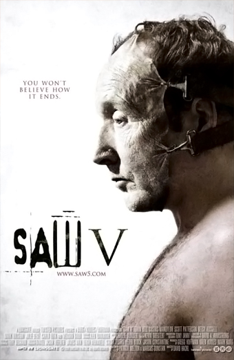Locandina di Saw V con un primo piano di un volto sofferente parzialmente coperto da un dispositivo meccanico, su sfondo scuro e minaccioso. 
					Il testo sulla locandina recita Saw V Non crederai ai tuoi occhi 2008. Il tono generale è teso e inquietante, trasmette suspense e orrore.