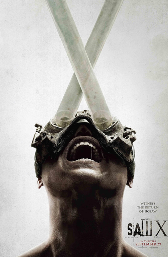 Persona con maschera metallica e due grandi tubi di vetro incrociati sopra la testa, bocca spalancata in un urlo, su sfondo chiaro. L’atmosfera è intensa e inquietante. Sul poster si legge: Witness the return of Jigsaw, Saw X, in theaters September 29.