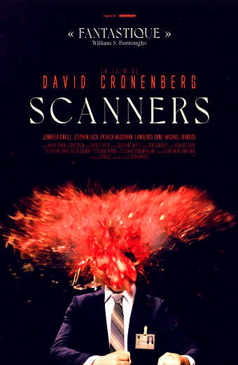 Manifesto del film Scanners 1981 diretto da David Cronenberg. Un uomo in giacca e cravatta è seduto a un tavolo mentre la sua testa esplode in una drammatica esplosione di rosso e arancione, trasmettendo shock e orrore. Lo sfondo è scuro. In alto sono presenti i testi Fantastique William S Burroughs, David Cronenberg, Scanners e i nomi di cast e troupe in italiano e inglese. Il tono generale è intenso e inquietante.