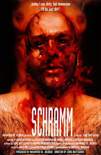 Locandina del film Schramm 1993 con primo piano del torace e del collo di una persona coperti di sangue, titolo Schramm in grandi lettere bianche in basso. Lo sfondo è scuro e intenso. In alto si legge oggi sono sporco ma domani sarò solo terra. Il tono generale è disturbante e inquietante.