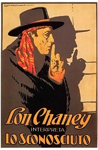 Poster del film Lo Sconosciuto 1927 con una figura misteriosa che indossa un cappello a tesa larga e una sciarpa, tiene una mano sul volto e proietta un'ombra drammatica su una parete. Lo sfondo è stilizzato con toni caldi e contorni marcati. Il testo riporta Lon Chaney interpreta Lo Sconosciuto. L'atmosfera generale è di suspense ed enigma.