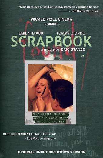 Copertina DVD di Scrapbook diretto da Eric Stanze. In primo piano un uomo tiene una donna bloccata su un letto, la scena trasmette tensione e disagio. Lo sfondo è verde scuro con scarabocchi rossi e scritte simili a gesso. Testi presenti: Scrapbook, Emily Haack, Tommy Biondo, un film di Eric Stanze, e la frase True horror is simply what one human being can do to another. Altri testi: Best Independent Film of the Year Rue Morgue Magazine e Original Uncut Director's Version. L'atmosfera generale è disturbante e intensa, tipica del genere horror.