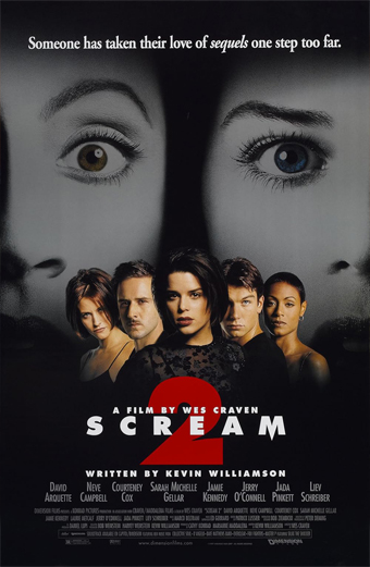 Locandina di Scream 2 con due grandi volti dagli occhi spalancati, uno con l'occhio marrone e uno con l'occhio azzurro, su sfondo scuro. In basso, cinque persone in ombra. In alto si legge la frase Qualcuno ha portato la sua passione per i sequel un passo troppo oltre. Il titolo Scream 2 è ben visibile in bianco e rosso, con i crediti per Wes Craven e Kevin Williamson. Il tono generale è di suspense e drammaticità.