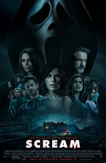 Maschera di Ghostface in primo piano che sovrasta un gruppo di personaggi dall'espressione seria e tesa, riuniti insieme di notte in un ambiente oscuro e inquietante con una casa e un cartello Woodsboro sullo sfondo. Il testo sulla locandina recita Scream in rosso, the killer is on this poster, only in theatres January 14. L'atmosfera è carica di suspense e minacciosa.