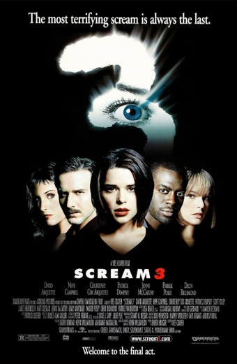 Locandina di Scream 3 con una grande maschera bianca stilizzata di Ghostface e un occhio blu in alto, cinque protagonisti in ombra nella parte inferiore, in alto la scritta La paura più terribile è sempre l'ultima, titolo Scream 3 in bianco e rosso in basso, crediti aggiuntivi e la frase Welcome to the final act in fondo. L'atmosfera è cupa e minacciosa.