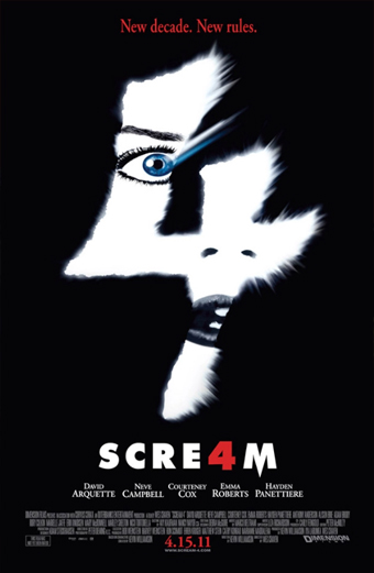 Locandina di Scream 4 con un grande numero 4 bianco a forma della maschera di Ghostface, un occhio azzurro e parte del volto di una donna visibili all'interno del numero. Lo sfondo è nero, creando un'atmosfera di suspense e inquietudine. In alto, testo rosso: New decade. New rules. In basso, il titolo SCRE4M con il 4 in rosso, la data di uscita 4.15.11 e i nomi degli attori principali.
