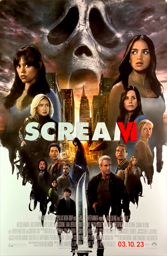 Locandina di Scream VI con una grande maschera spettrale che sovrasta lo skyline di una città al tramonto. Davanti alla città ci sono diversi personaggi, alcuni armati, in un'atmosfera tesa e carica di suspense. Il titolo SCREAM VI è ben visibile al centro in caratteri bianchi e rossi. In basso a destra è riportata la data di uscita 03.10.23. Il tono generale è cupo e inquietante, trasmettendo suspense e orrore.