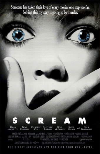 Locandina del film Scream del 1996 su sfondo scuro sfumato, in basso testo bianco con nomi di cast e produzione, la tagline recita Il nuovo thriller acclamato dalla critica di Wes Craven, atmosfera generale tesa e inquietante