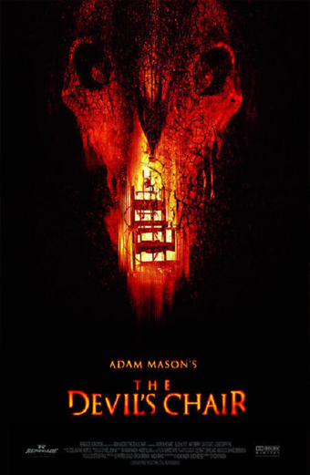 Locandina cupa e intensa del film The Devils Chair con un teschio demoniaco rosso dagli occhi luminosi e una sedia infuocata al centro. Lo sfondo nero con texture rosse crea un'atmosfera sinistra. Il testo sulla locandina riporta Adam Masons The Devils Chair in caratteri grandi rossi e arancioni. Il tono generale è minaccioso e inquietante, evocando orrore e suspense.
