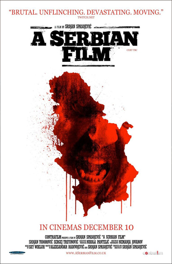 Locandina del film A Serbian Film con una mappa della Serbia simile a una macchia di sangue e un volto umano sofferente fuso nell'immagine. Lo sfondo è bianco con schizzi rossi. In alto si leggono le parole Brutale Implacabile Devastante Commovente. Il titolo A Serbian Film è in nero in grassetto, sotto appare la scritta Nei cinema dal 10 dicembre. Il tono generale è intenso e inquietante.