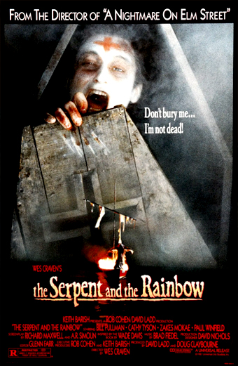 Manifesto del film Il serpente e l'arcobaleno: una mano tesa e spaventata afferra il bordo di una bara, sotto pende una marionetta, sullo sfondo scuro e minaccioso. Testo presente: Dal regista di Nightmare. Non seppellitemi... non sono morto! Wes Cravens Il serpente e l'arcobaleno. L'atmosfera è inquietante e carica di suspense.