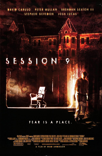 Locandina del film Session 9 con una figura in ombra davanti a un ex manicomio di mattoni abbandonato e minaccioso, di notte. Una sedia a rotelle è illuminata da un fascio di luce. L'atmosfera è inquietante e cupa. Testo presente: Session 9. Fear is a place. Nomi degli attori: David Caruso, Peter Mullan, Brendan Sexton III, Stephen Gevedon, Josh Lucas. Regia di Brad Anderson.