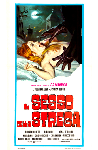 Locandina del film il Sesso della strega 1973: una donna è distesa su un letto sotto una luna piena mentre una mano scura e artigliata si avvicina a lei. Sullo sfondo si vede un castello gotico e un cielo notturno nuvoloso con una grande luna. Il manifesto presenta testo rosso e arancione con il titolo il Sesso della Strega e i nomi Susanna Levi, Jessica Dublin, Sergio Ferrero, Gianni Dei, Donald O Brien e altri. L atmosfera è di suspense e inquietudine.