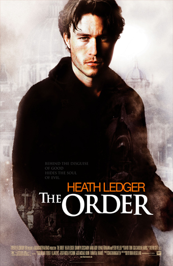 Locandina del film The Order con un uomo in cappotto scuro in piedi su uno sfondo nebbioso, dove si intravedono le sagome di cupole e croci di chiese. Il testo sulla locandina recita: Dietro la maschera del bene si nasconde l'anima del male. Heath Ledger The Order. L'atmosfera generale è misteriosa e cupa.