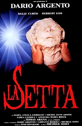 Una persona tiene una maschera bianca davanti al volto su sfondo scuro, con una luce blu intensa proveniente da sinistra. L'atmosfera è misteriosa e inquietante. In basso, grande scritta rossa la Setta. In alto, testo bianco con i nomi Dario Argento, Kelly Curtis, Herbert Lom. In basso, altri crediti in piccolo testo bianco.