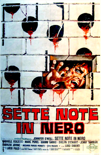 Locandina del film Sette note in nero 1977: una persona in stato di angoscia allunga la mano attraverso un foro in un muro di mattoni bianchi macchiato di sangue, sotto cerchi neri. L'atmosfera è tesa e inquietante. Il testo riporta Sette note in nero e i nomi di cast e troupe tra cui Jennifer ONeill, Lucio Fulci, Gabriele Ferzetti, Marc Porel, Gianni Garko, Evelyn Stewart, Jenny Tamburi, Fabrizio Jovine, Riccardo Parisio Perrotti, Ivo Garrani, Luigi Diberti