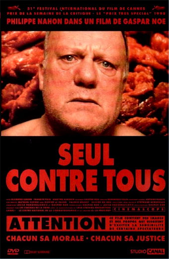 Locandina del film Seul contre tous 1998 con sfondo di carne cruda in toni rosso intenso. In grande, testo rosso in francese: Seul contre tous e Attention. In alto sono riportati i nomi Philippe Nahon e Gaspar Noe, in basso un avvertimento sui contenuti del film. Il tono generale è intenso e disturbante, in linea con la natura drammatica e provocatoria del film.