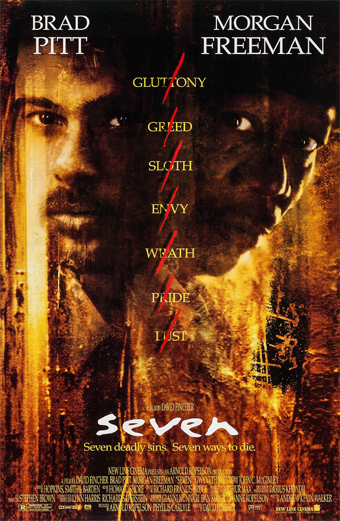 Locandina del film Seven 1995 con sfondo scuro e atmosfera cupa, il volto di Morgan Freeman parzialmente illuminato sulla destra. In alto compaiono i nomi Brad Pitt e Morgan Freeman. Sulla sinistra, in verticale e in giallo e rosso, sono elencati i sette peccati capitali: Gola, Avarizia, Accidia, Invidia, Ira, Superbia, Lussuria. In basso, il titolo seven è scritto in bianco con stile manoscritto e la frase Seven deadly sins Seven ways to die. Il tono generale è teso e inquietante.
