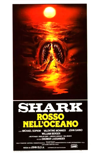Locandina del film Shark Rosso nell oceano con un tramonto rosso drammatico sull oceano e un grande squalo minaccioso che emerge dall acqua a fauci spalancate. Davanti allo squalo c è una piccola barca. La scena trasmette tensione e pericolo. Sulla locandina sono presenti i seguenti testi: SHARK ROSSO NELL OCEANO con Michael Sopkiw Valentine Monnier John Garko William Berger Dagmar Lassander regia di John Old Jr.