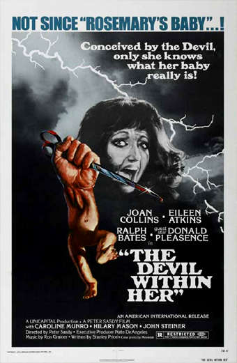 Locandina del film The Devil Within Her. Un pugno chiuso che stringe un paio di forbici emerge da uno sfondo scuro attraversato da fulmini. Il tono è drammatico e minaccioso. In alto si legge: Non dai tempi di Rosemarys Baby..! Concepito dal Diavolo, solo lei sa cosa sia davvero il suo bambino! Sono elencati gli attori: Joan Collins, Eileen Atkins, Ralph Bates, Donald Pleasence. In basso il titolo: The Devil Within Her.