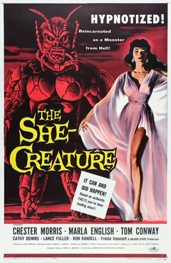Locandina di The She-Creature (1956): una donna in abito bianco in primo piano, ipnotizzata, affiancata da una creatura demoniaca cornuta su sfondo rosso. In alto la scritta 'HYPNOTIZED! Reincarnated as a Monster from Hell!'
