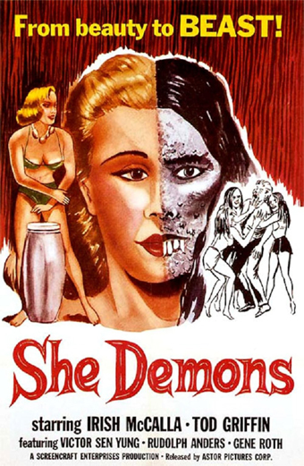 Locandina del film She Demons con una donna in un vestito strappato in piedi accanto a un grande tamburo, con un gruppo di donne sullo sfondo. La locandina ha la scritta From beauty to BEAST (Da bella a BESTIA) in alto e She Demons in basso. Nomi del cast: Irish McCalla, Tod Griffin, Victor Sen Yung, Rudolph Anders, Gene Roth. Il tono generale è drammatico e pieno di suspense, con colori vivaci ed espressioni intense.