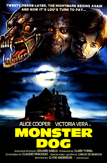 Locandina del film Monster Dog con un minaccioso licantropo dai denti affilati e occhi luminosi che si fonde con un volto umano sotto una luna piena, una casa gotica scura in primo piano, cielo notturno tempestoso e testo giallo in evidenza Monster Dog. Testo aggiuntivo: Vent'anni dopo l'incubo ricomincia e ora tocca a Lou pagare. Alice Cooper Victoria Vera in Monster Dog. Il tono generale è inquietante e carico di suspense.