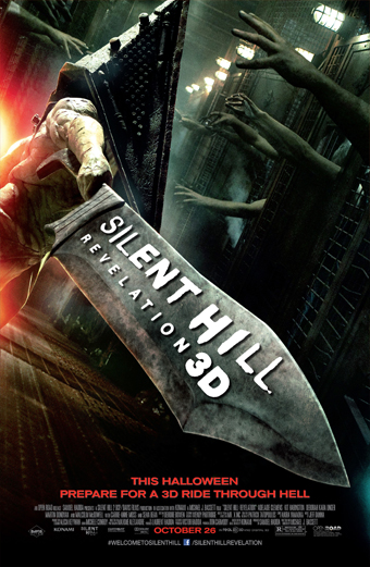 Figura minacciosa con grande elmo triangolare e spada enorme si trova in un corridoio industriale buio mentre mani disperate si protendono attraverso sbarre di metallo. La scena è tesa e inquietante. Sulla lama compare la scritta Silent Hill Revelation 3D. In basso si leggono le frasi Questo Halloween preparati a un viaggio 3D all inferno e 26 ottobre. Il tono generale è cupo e angosciante, trasmette orrore e suspense.