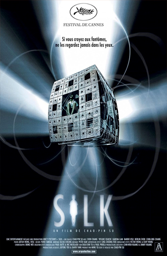 Locandina del film Silk 2006 con un misterioso cubo metallico al cui interno si trova un bambino fantasma, circondato da motivi luminosi vorticosi. Lo sfondo è scuro e crea un'atmosfera di suspense e mistero soprannaturale. In alto sono presenti il logo del Festival di Cannes e la scritta Si vous croyez aux fantômes ne les regardez jamais dans les yeux. Il titolo Silk compare in basso con la silhouette di una persona all'interno della lettera I.