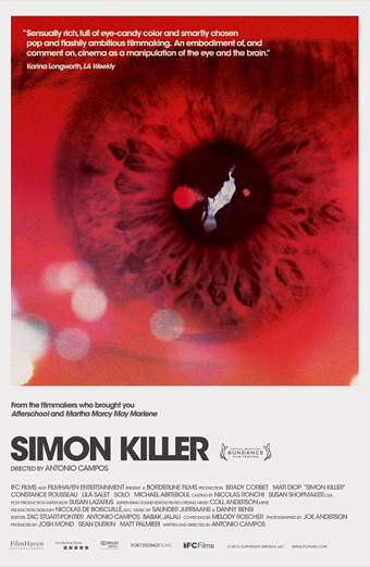 Locandina del film Simon Killer con un primo piano di un occhio umano rosso e la sagoma di una persona nella pupilla. Lo sfondo è astratto e sfocato con toni rossi e rosa. Il tono emotivo è intenso e inquietante. Testo visibile: Sensually rich full of eye-candy color and smartly chosen pop and flashily ambitious filmmaking. An embodiment of and comment on cinema as a manipulation of the eye and the brain. Karina Longworth, LA Weekly. From the filmmakers who brought you Afterschool and Martha Marcy May Marlene. Simon Killer. Diretto da Antonio Campos. In basso sono presenti altri crediti e riconoscimenti di festival.