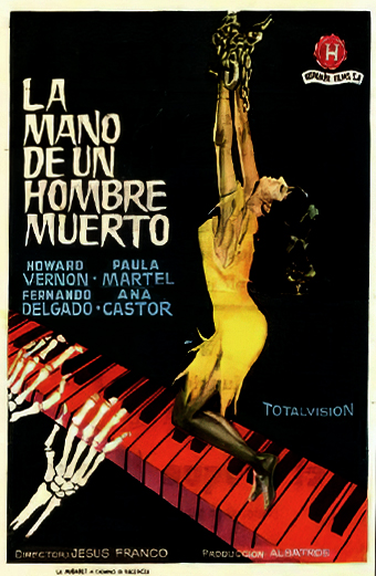 Manifesto del film La Mano De Un Hombre Muerto: una donna in abito giallo, con espressione angosciata, è incatenata per i polsi e sospesa sopra una tastiera di pianoforte rossa e bianca suonata da una mano scheletrica. Lo sfondo nero crea un'atmosfera drammatica e tesa. Il testo sul manifesto include La Mano De Un Hombre Muerto, Howard Vernon, Paula Martel, Fernando Delgado, Ana Castor, Totalvision, Regia Jesus Franco e Produccion Albatros. Il tono generale è inquietante e cupo.