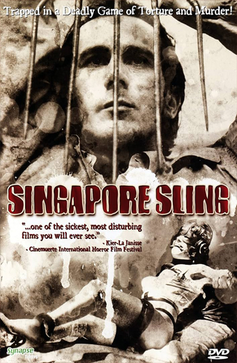 Locandina del film Singapore Sling che mostra una persona legata e sofferente in bianco e nero, con immagini caotiche e intense che suggeriscono violenza e orrore psicologico. Il manifesto contiene il seguente testo: Trapped in a Deadly Game of Torture and Murder! SINGAPORE SLING ...uno dei film più malati e disturbanti che vedrai mai. KIERLA JANISSE Cinemuerte International Horror Film Festival. Il tono generale è inquietante e angosciante, evocando paura e tensione.
