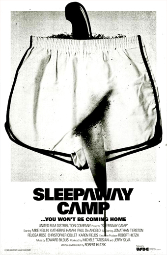 Locandina del film Sleepaway Camp 1983 che mostra un grande coltello da cucina che trafigge un paio di boxer bianchi, creando una macchia scura, con un'atmosfera cupa e inquietante. Lo sfondo è semplice e nella parte inferiore della locandina compaiono in caratteri grandi le scritte SLEEPAWAY CAMP, You wont be coming home, seguite dai crediti di cast e produzione.