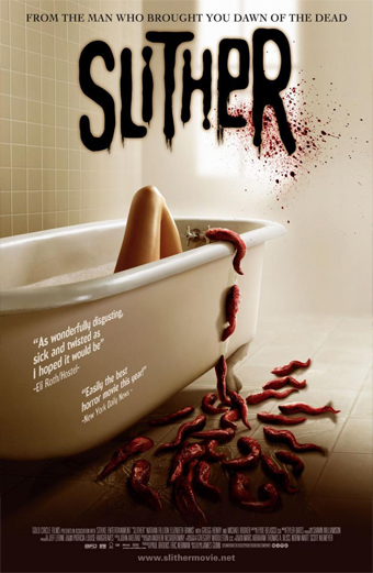 Poster del film Slither che mostra una persona in una vasca da bagno circondata da creature rosse simili a lumache che strisciano sulla vasca e sul pavimento. Il bagno è scarsamente illuminato e inquietante. Il titolo del film Slither appare in grandi lettere nere nella parte superiore con effetto di sangue schizzato. Il testo aggiuntivo include Dall'uomo che ti ha portato L'alba dei morti viventi e citazioni di recensioni che elogiano il film. Il tono generale è sinistro e grottesco.