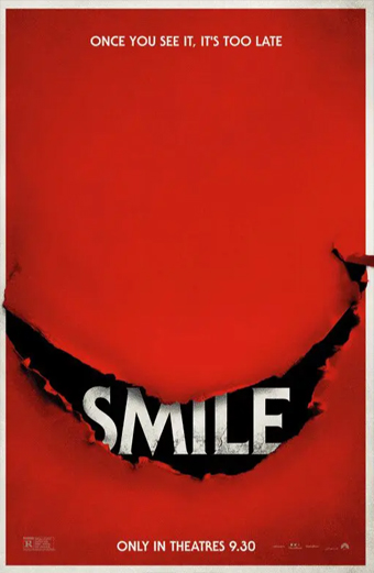 Locandina rossa del film Smile con un grande sorriso nero strappato al centro, la parola SMILE in grassetto bianco all'interno del sorriso, lo slogan in alto che dice “Una volta che lo vedi, è troppo tardi” e la data di uscita “Solo nei cinema il 30 settembre” in basso. Il tono generale è inquietante e inquietante.