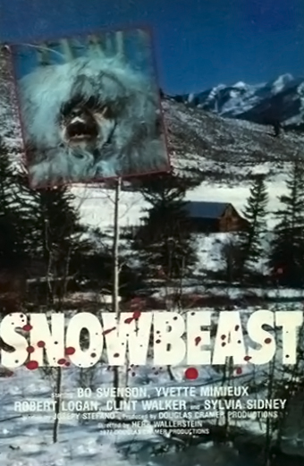 Locandina del film Snowbeast con paesaggio innevato, pini e una baita, in alto a sinistra una creatura grande e pelosa bianca in una cornice. Il testo sulla locandina recita SNOWBEAST in grandi lettere bianche con macchie rosse, seguito dai nomi degli attori Bo Svenson, Yvette Mimieux, Robert Logan, Clint Walker, Sylvia Sidney. Il tono generale è di suspense e mistero.