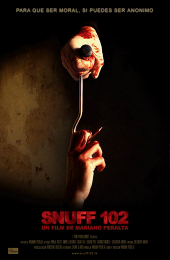 Locandina del film Snuff 102 con una mano mozzata insanguinata che stringe un gancio da macellaio e un'altra mano che impugna un bisturi, entrambe emergono dall'oscurità in un'atmosfera inquietante e violenta. Lo sfondo è scuro e cupo. In alto c'è la scritta Para que ser moral si puedes ser anonimo. In basso il titolo Snuff 102 un film de Mariano Peralta in lettere rosse in grassetto.