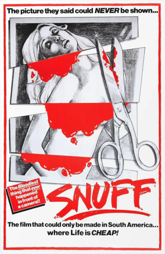 Manifesto del film Snuff 1976 con una donna sconvolta il cui corpo è tagliato in sezioni da grandi forbici, il sangue rosso evidenzia i tagli. Il manifesto trasmette un tono scioccante e inquietante. Testo presente: The picture they said could NEVER be shown... The bloodiest thing that ever happened in front of a camera! SNUFF. The film that could only be made in South America... where Life is CHEAP!