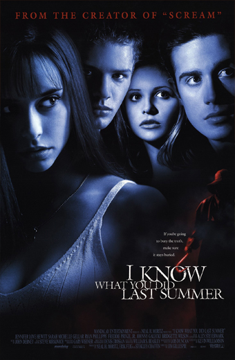 Locandina del film So cosa hai fatto con primo piano di una giovane donna in canottiera che appare ansiosa, sullo sfondo una figura minacciosa con impermeabile e uncino. L ambiente è cupo e carico di suspense. Testo visibile: Dallo stesso creatore di Scream in alto e So cosa hai fatto in basso. Il tono generale è teso e inquietante.