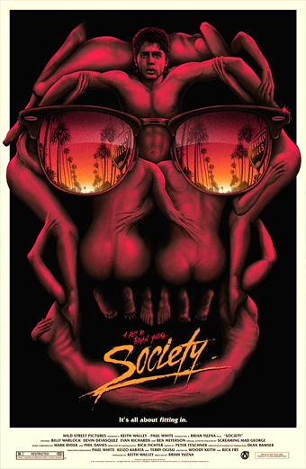 Locandina del film Society del 1989 che mostra un teschio rosso surreale formato da mani umane intrecciate che indossa occhiali da sole riflettenti palme al tramonto. La parola Society è scritta in caratteri gialli corsivi sotto con il tagline È tutto una questione di integrarsi. Il tono generale è inquietante e sinistro.