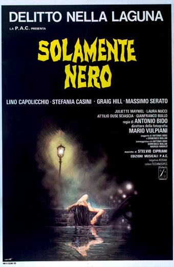 Manifesto cinematografico italiano di Solamente nero. Una donna dall'espressione angosciata e dai capelli lunghi si aggrappa a un palo di legno in una laguna nebbiosa di notte, illuminata da un unico lampione. L'atmosfera è misteriosa e tesa. In grande, testo giallo: SOLAMENTE NERO, con sopra in piccolo DELITTO NELLA LAGUNA. Sono elencati i nomi del cast e della troupe: Lino Capolicchio, Stefania Casini, Craig Hill, Massimo Serato, Juliette Mayniel, Laura Nucci, Attilio Duse Sciascia, Gianfranco Bullo, regia di Antonio Bido, fotografia di Mario Vulpiani, musiche di Stelvio Cipriani. Il tono generale è di suspense e inquietudine.