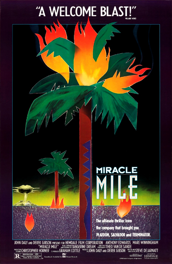 Locandina del film Miracle Mile con una palma stilizzata avvolta da fiamme arancioni e gialle su sfondo scuro, altre palme più piccole bruciano e l'orizzonte è luminoso. Il tono emotivo è urgente e apocalittico. Testo visibile: A WELCOME BLAST!, MIRACLE MILE, The ultimate thriller from the company that brought you Platoon, Salvador and Terminator, e crediti per cast e produzione in basso.