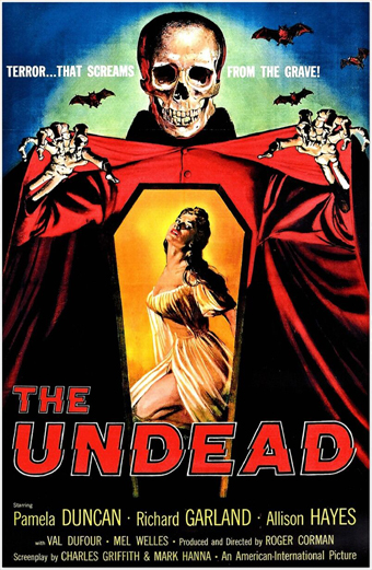 Manifesto del film The Undead 1956. Una donna con un vestito strappato si trova in una cornice gialla a forma di bara luminosa, circondata da una figura con mantello rosso e mani scheletriche e da pipistrelli che volano sopra. Lo sfondo è blu e verde e crea un'atmosfera soprannaturale. Il testo sul manifesto recita: Terror... that screams from the grave! The Undead. Con Pamela Duncan, Richard Garland, Allison Hayes. Regia di Roger Corman. Il tono generale è inquietante e carico di suspense.