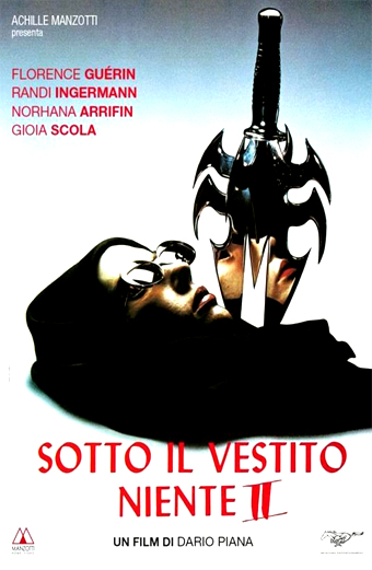 Locandina del film Sotto il vestito niente II con una testa di manichino che indossa occhiali da sole sdraiata su un lato e un grande pugnale decorato puntato verso il basso sopra di essa, che riflette il volto del manichino. Lo sfondo è bianco con un'ombra sotto la testa. L'atmosfera è tesa e misteriosa. Testo sulla locandina: Achille Manzotti presenta, Florence Guerin, Randi Ingermann, Norhana Arrifin, Gioia Scola, Sotto il vestito niente II, Un film di Dario Piana.