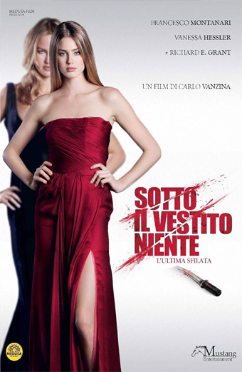 Locandina del film Sotto il vestito niente l Ultima sfilata con una donna in abito rosso senza spalline e spacco alto che posa con sicurezza su sfondo scuro, un altra donna è dietro di lei. L atmosfera è drammatica ed elegante. Testo visibile: FRANCESCO MONTANARI VANESSA HESSLER E RICHARD E GRANT UN FILM DI CARLO VANZINA SOTTO IL VESTITO NIENTE L ULTIMA SFILATA. Vicino al titolo c è un rossetto con una macchia simile a sangue.