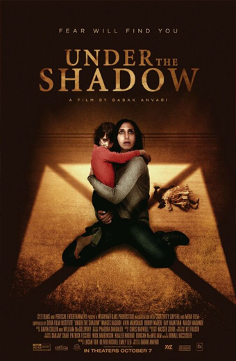 Locandina del film Under the Shadow con una donna inginocchiata che abbraccia una bambina sul pavimento in una stanza poco illuminata, con una bambola distesa vicino a loro. Lo sfondo è cupo e trasmette tensione. In alto si legge la scritta Fear will find you. Il titolo Under the Shadow è in grandi lettere dorate, seguito dalla dicitura A film by Babak Anvari. Il tono generale è di suspense e inquietudine.