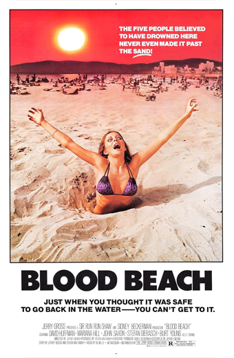 Manifesto del film Blood Beach. Una donna in bikini viola viene trascinata nella sabbia su una spiaggia affollata al tramonto, con le braccia alzate in segno di disperazione. Il cielo è rosso e il sole è grande. Il testo sul poster recita: Le cinque persone che si crede siano annegate qui non hanno mai superato la sabbia. Blood Beach. Proprio quando pensavi che fosse sicuro tornare in acqua—non puoi nemmeno arrivarci. La scena trasmette tensione e allarme.